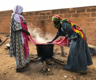 Preparing a meal with Mauritanians